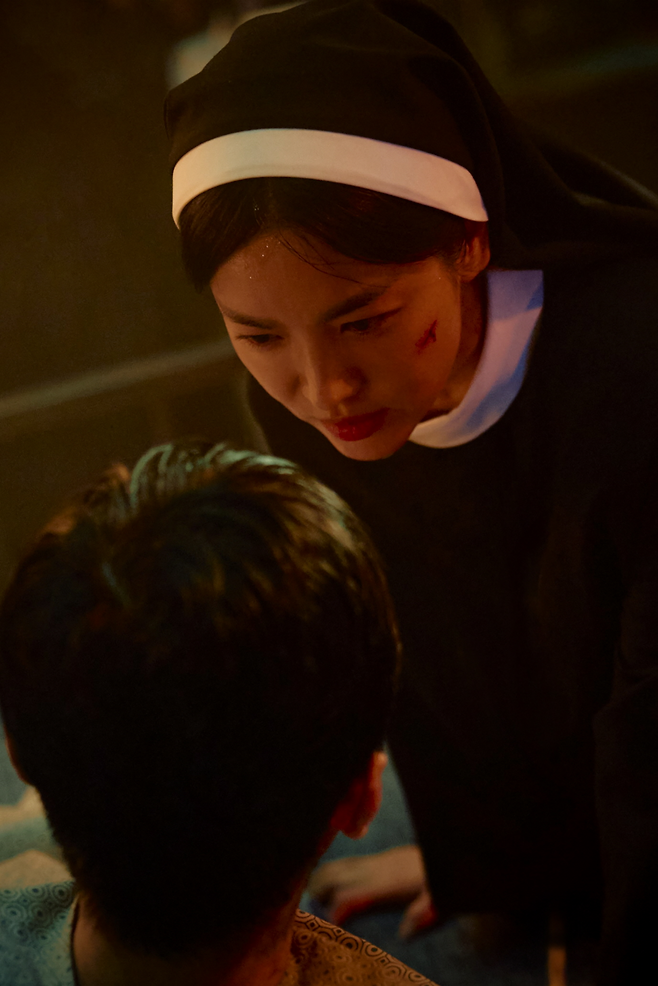 1월24일 개봉하는 송혜교의 스크린 복귀작 ‘검은 수녀들’의 한 장면[NEW 제공]