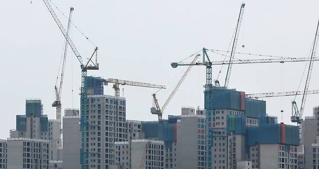 서울 시내 한 아파트 공사 현장에 타워크레인이 설치돼있다.  [뉴시스]