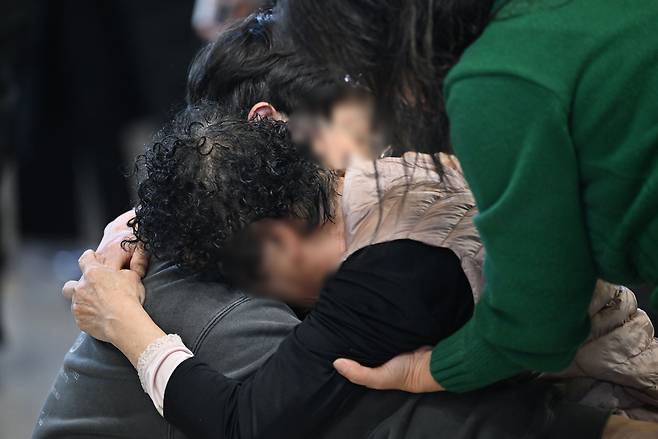 30일 오후 전남 무안군 무안국제공항에서 제주항공 여객기 참사 유족들이 새롭게 신원이 확인된 사망자 명단 발표에 오열하고 있다. 2024.12.30 [공동취재] [연합]