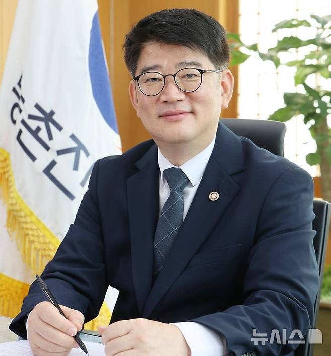 [세종=뉴시스]권재한 농촌진흥청장은 31일 신년인터뷰를 통해 "2025년에는 미래 세대에 희망을 주는 농업·농촌으로 성장하기 위해 농업연구개발 혁신방안의 핵심 내용인 정책지원·현안해결 10대 프로젝트를 추진할 것"이라고 밝혔다.(사진=농진청 제공)