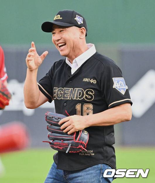 KBO 레전드 40 박정태 전 감독이 시구를 하고 있다. /OSEN DB