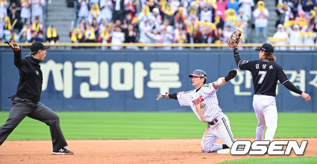 [OSEN=잠실, 최규한 기자] 6일 서울 잠실야구장에서 ‘2024 신한 SOL뱅크 KBO 포스트시즌’ 준플레이오프 2차전 LG 트윈스와 KT 위즈의 경기가 열렸다.LG는 임찬규, KT는 엄상백을 선발 투수로 내세웠다.3회말 1사 1루 상황 LG 오스틴 타석 때 주자 신민재가 2루 도루에 성공하고 있다. 2024.10.06 / dreamer@osen.co.kr