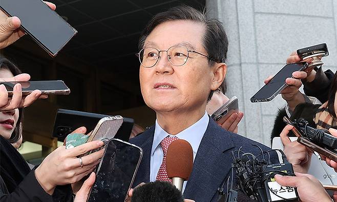 윤석열 대통령 측 대리인인 윤갑근 변호사가 지난 27일 서울 종로구 헌법재판소 소심판정에서 열린 윤석열 대통령 탄핵 심판 첫 변론준비기일을 마친 뒤 취재진의 질문에 답하고 있다. 뉴스1