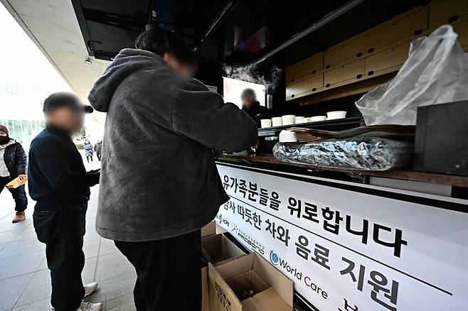31일 전남 무안군 무안국제공항에서 자원봉사자가 유가족을 위한 커피차를 운영하고 있다.&nbsp; &nbsp;공동취재
