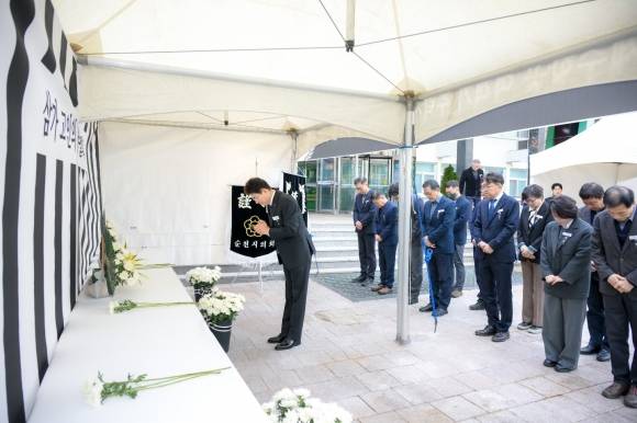 노관규 순천시장과 간부 공무원들이 순천시청 앞에 마련된 합동분향소에서 조문을 하고 있다.