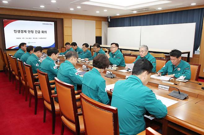 창원시는 지난 14일 소비위축으로 침체된 서민경제에 활력 불어넣기 위해 홍남표 시장 주재로 민생경제 안정 긴급회의를 개최했다. ⓒ창원시