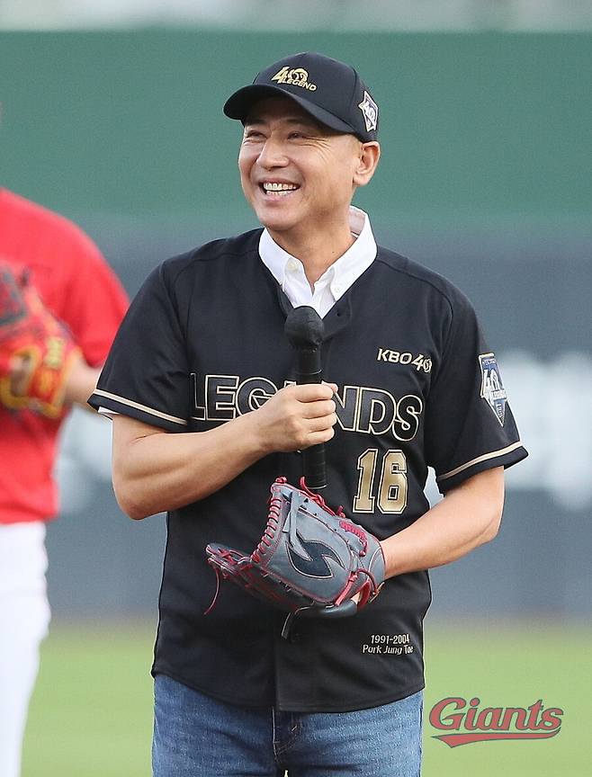 ▲ 박정태 SSG 퓨처스 감독은 롯데에서만 뛴 '원클럽맨'이다. 2004년을 끝으로 선수 생활을 접은 박정태 감독은 통산 1167경기 타율 .296 1141안타 85홈런 639타점 22도루를 기록했으며 KBO가 지난 2022년에 선정한 레전드 40인에 선정되는 영광을 안기도 했다. ⓒ롯데 자이언츠