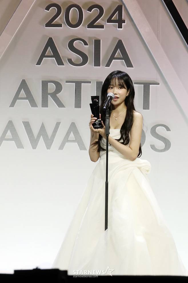 배우 조유리가 27일 오후 태국 방콕 임팩트 챌린저 홀 1-2(IMPACT Challenger Hall 1-2)에서 열린 '제 9회 아시아 아티스트 어워즈'(The 9th Asia Artist Awards')' 에서 AAA Emotive상을 수상하고 소감을 말하고 있다.  2024.12.27 /사진=임성균 tjdrbs23@