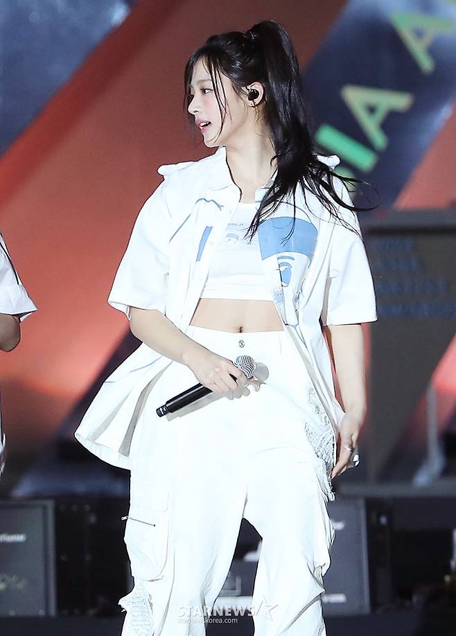 뉴진스 민지 '무대 위 행복한 곰아지'[AAA 스페셜 포토]