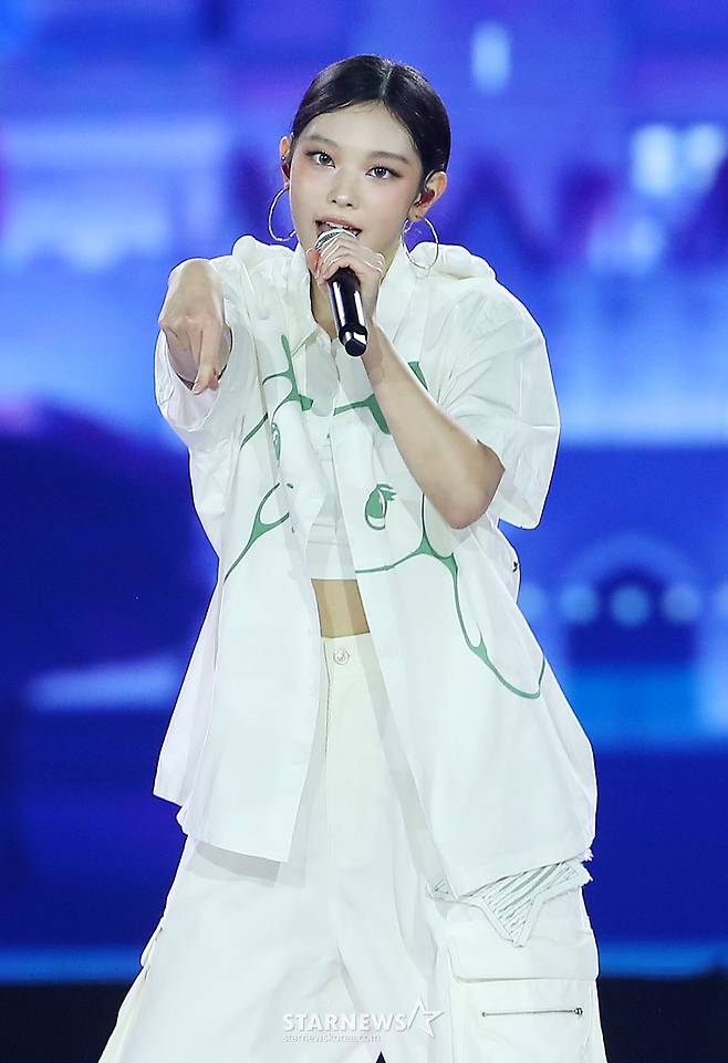뉴진스 해린 '태국서도 빛나는 냥이 미모'[AAA 스페셜 무대]