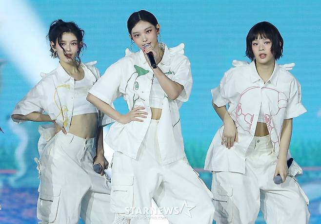 뉴진스 해린 '태국서도 빛나는 냥이 미모'[AAA 스페셜 무대]