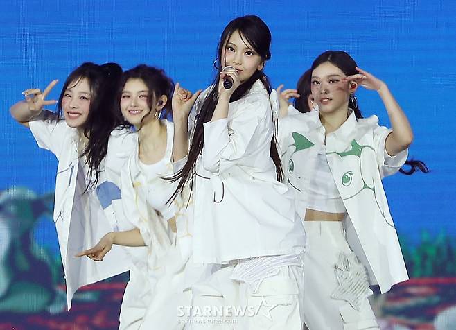 뉴지스 혜인 '태국 버니즈 심쿵'[AAA 스페셜 포토]