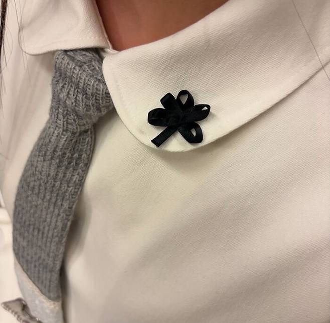 검은 리본을 단 의상을 공개한 뉴진스. 사진ㅣ‘진즈포프리’ 캡처