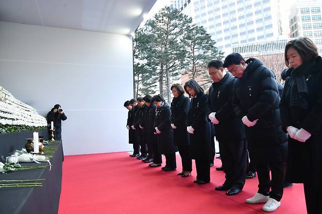 시청앞 제주항공 사고 합동분향소에서 조문하는 서울시의회 최호정 의장과 시의원들 [서울시의회 제공. 재판매 및 DB 금지]