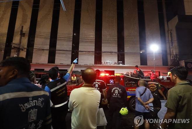 태국 방콕 유명관광지 호텔에 불…외국인 관광객 3명 사망 지난 29일(현지시간) 태국 방콕 카오산로드의 한 호텔에 불이 나 외국인 관광객 3명이 숨졌다. 화재 당시 소방차들이 출동해 진화에 나선 모습. 2024.12.31
[EPA 연합뉴스 자료사진. 재판매 및 DB 금지]