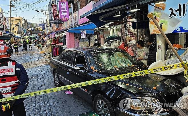 서울 목동 깨비시장에 승용차 돌진 교통사고 (서울=연합뉴스) 31일 오후 4시18분께 서울 양천구 목동 깨비시장에서 70대 남성이 모는 승용차가 돌진해 다수의 부상자가 발생했다.  2024.12.31  [독자 제공. 재판매 및 DB 금지] photo@yna.co.kr
