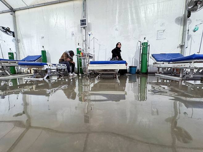 31일(현지시간) 이스라엘과 하마스 간 전쟁이 이어지는 가운데 가자지구 남부 칸 유니스에 폭우가 쏟아져 야전병원이 침수됐다.(사진=로이터)