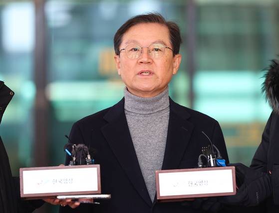 윤석열 대통령 측 윤갑근 변호사가 31일 오전 서울 서초구 서울고검 앞에서 기자간담회를 열고 법원의 윤 대통령에 대해 청구한 체포영장 발부 관련 입장을 말하고 있다. 〈사진=연합뉴스〉