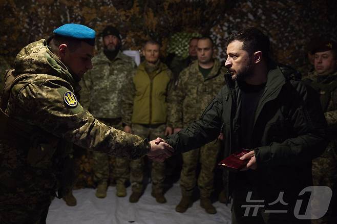 볼로디미르 젤렌스키 우크라이나 대통령이 18일 (현지시간) 미국에서 러시아 본토 내부를 공격하는 데 장거리 미사일 사용을 승인했다는 보도가 나온 다음날 동부 최전선 마을 포크로우스크를 전격 방문해 훈장을 수여하고 있다. 2024.11.19 ⓒ AFP=뉴스1 ⓒ News1 우동명 기자