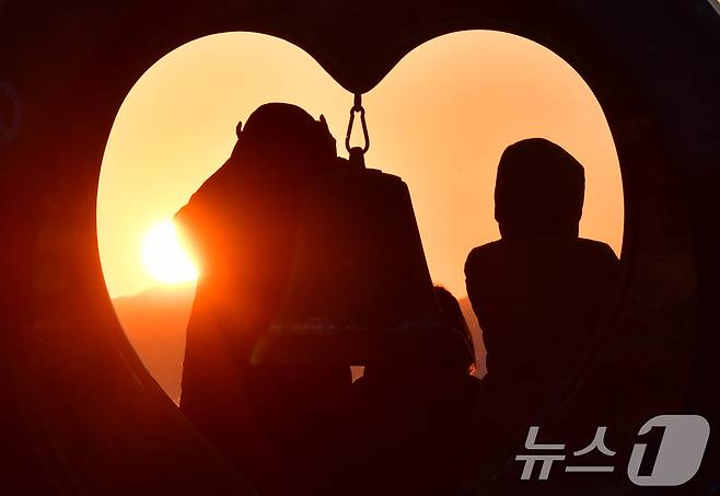 2025년 을사년(乙巳年) 새해 첫날인 1일 경북 포항시 북구 영일대해수욕장에 모인 해맞이객들이 일출을 지켜보고 있다. 2025.1.1/뉴스1 ⓒ News1 최창호 기자