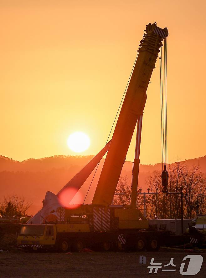2025년 을사년(乙巳年) 새해 첫 날인 1일 전남 무안국제공항 제주항공 여객기 참사 현장 뒤로 새해 첫 해가 떠오르고 있다. 2024.12.31/뉴스1 ⓒ News1 김성진 기자