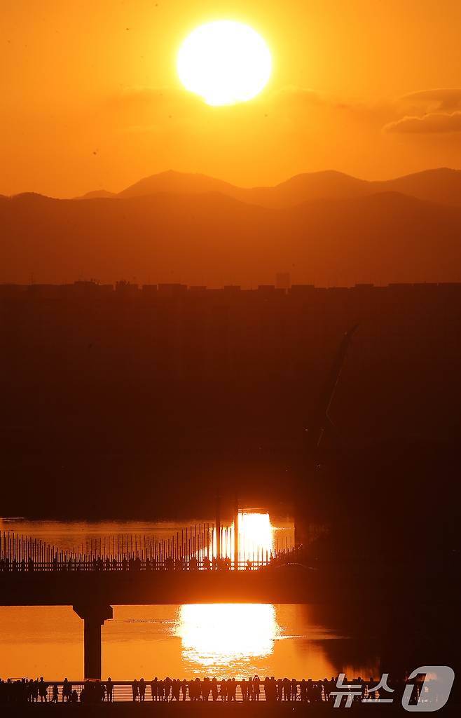 1일 오전 대구 동구 금호강 아양교와 아양기찻길을 찾은 시민들이 희망찬 2025년 새해 첫 일출을 맞이하고 있다. 2025.1.1/뉴스1 ⓒ News1 공정식 기자