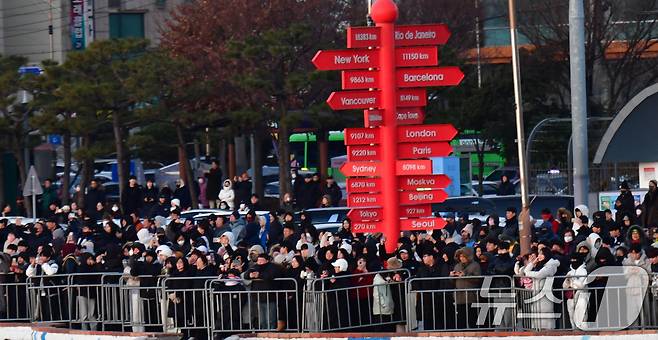 2025년 을사년(乙巳年) 새해 첫날인 1일 경북 포항시 북구 영일대해수욕장 백사장에서 해맞이객들이 일출을 기다리고 있다. 2025.1.1/뉴스1 ⓒ News1 최창호 기자