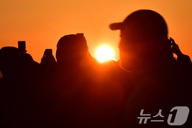 2025년 을사년(乙巳年) 새해 첫날인 1일 경북 포항시 북구 영일대해수욕장에 모인 시민과 관광객들이 휴대폰으로 일출을 촬영하고 있다. 2025.1.1/뉴스1 ⓒ News1 최창호 기자