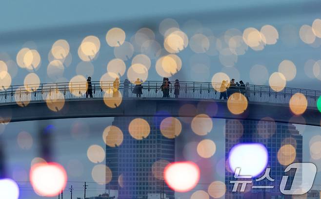 2025년 을사년(乙巳年) 새해 첫 날인 1일 서울 영등포구 양화한강공원 선유교에서 시민들이 해돋이를 기다리고 있다. 2025.1.1/뉴스1 ⓒ News1 이승배 기자