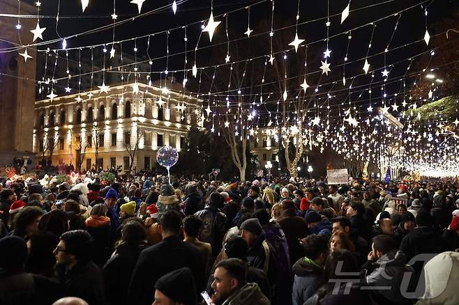 조지아 수도 트빌리시에서 2025년 새해 맞이 축제와 함께 정부의 유럽연합(EU) 가입 협상 연기 결정에 반대하는 시위가 벌어지고 있다. 2024.12.31 ⓒ AFP=뉴스1 ⓒ News1 강민경 기자