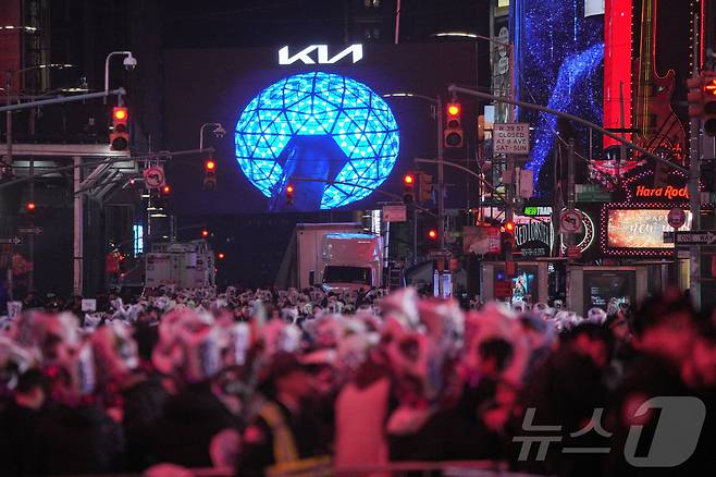 1일(현지시간) 미국 뉴욕 타임스퀘어에 모인 사람들이 새해 첫날을 기념하기 위해 모여 있다. 2025.1.1 ⓒ 로이터=뉴스1 ⓒ News1 강민경 기자
