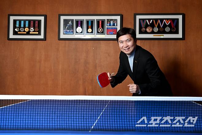 유승민 전 대한탁구협회장이 서울 서초구 개인사무실에서 진행된 스포츠조선과의 인터뷰에 앞서 포즈를 취하고 있다. 허상욱 기자 wook@sportschosun.com/2024.12.11/