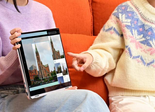 삼성전자 모델이 AI PC '갤럭시 북5 시리즈'의 'AI 셀렉트' 기능을 체험하는 모습 (사진=삼성전자)