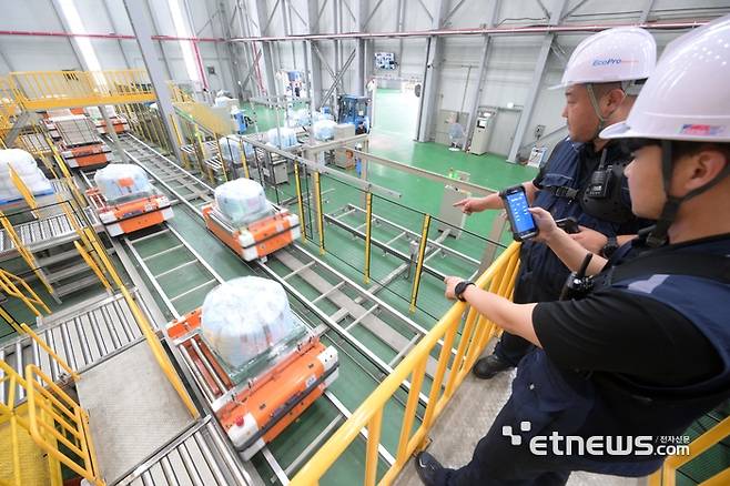 경북 포항시 에코프로 물류센터에서 관계자들이 전구체, 양극재, 원료 등이 운반되는 스마트 물류시스템을 순찰하고 있다. 김민수기자 mskim@etnews.com