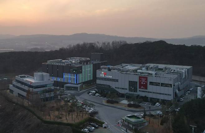 덕산네오룩스 본사 전경. 덕산그룹 제공