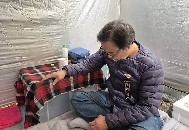 1일 전남 무안군 무안공항 2층 유족 임시 쉼터에서 임의진 목사가 상념에 잠겨 있다. 정대하 기자