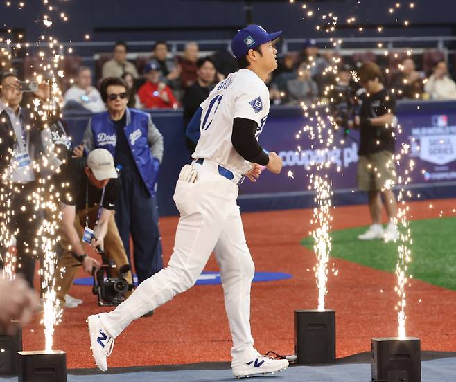 21일 오후 서울 고척스카이돔에서 열린 미국프로야구 메이저리그(MLB) 정규시즌 샌디에이고 파드리스와 LA 다저스 경기. 경기 전 선수 소개에서 오타니가 입장하고 있다. 고척돔=정시종 기자 capa@edaily.co.kr /2024.03.21.