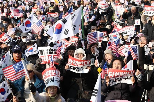 1일 대통령 관저 인근에서 윤석열 대통령 지지자들이 법원 체포영장 발부 규탄 집회를 하고 있다. / 사진=이솔 기자