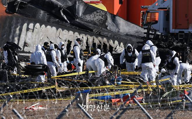 제주항공 여객기 참사 사흘째인 지난 31일 전남 무안공항 사고현장에서 경찰 과학수사 대원들이 사고 여객기 꼬리 부근을 수색 및 조사하고 있다. 이준헌 기자
