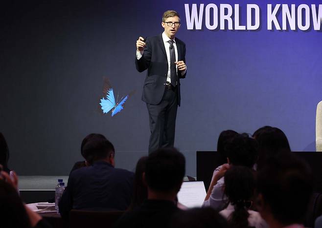 크리스 밀러 터프츠대 교수(칩 워 저자)가 제25회 세계지식포럼 '칩 워 2.0: 반도체 패권을 위한 글로벌 전투' 세션에서 발언하고 있다.  한주형 기자