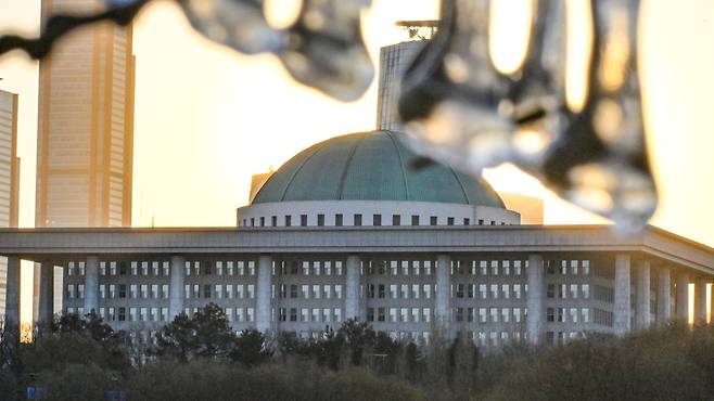 서울 여의도 한강공원 강변에 맺힌 고드름 뒤로 국회가 보이고 있다. 임세준 기자