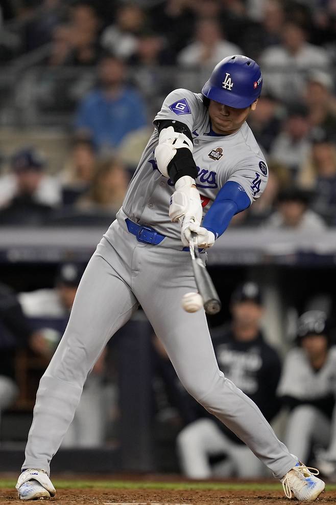 오타니 쇼헤이 선수가 지난 10월 뉴욕양키스와의 경기에서 힘있게 공을 치고 있다. [AP]