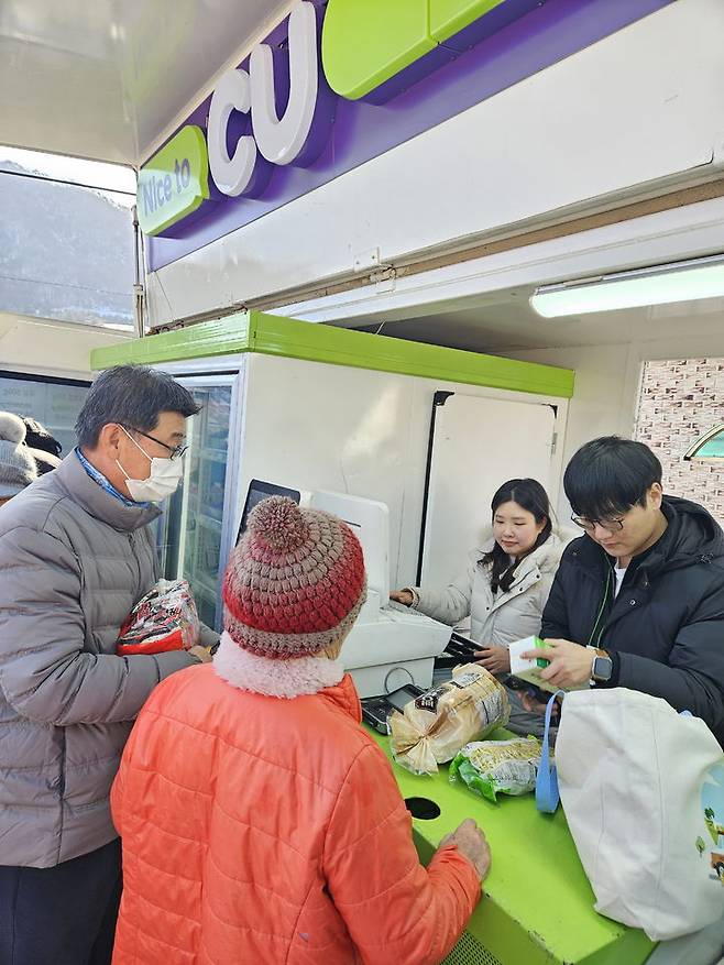[서울=뉴시스] 26일 오유경 식품의약품안전처장은 전북특별자치도 진안·임실군 내 4개 마을을 차량으로 이동하면서 포장육 등 식료품을 판매하는 ‘내집앞 이동장터’ 시범사업 현장(전북특별자치도 진안읍 소재 평촌마을회관)을 방문해 운영 상황을 점검했다. 사진은 이날 '내집앞 이동장터' 시범사업의 모습. 2024.12.26. song@newsis.com *재판매 및 DB 금지