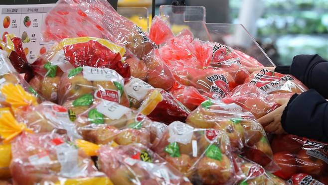 서울 시내 한 대형마트에 시민들이 장을 보고 있다. 뉴시스