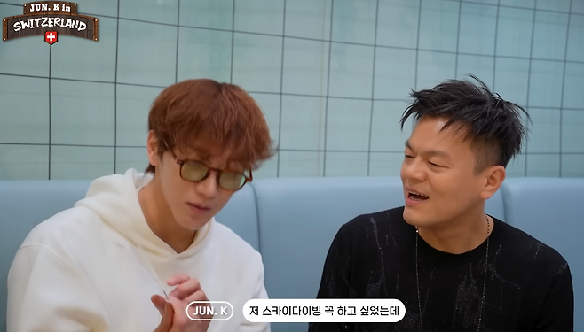 박진영이 준케이에게 항공권을 선물했다. 유튜브 채널 '2PM' 캡처