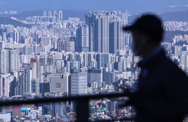 서울 남산에서 지난달 8월 바라본 아파트 단지. 뉴스1