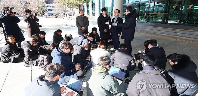 윤석열 대통령 체포영장 발부 관련 기자간담회하는 윤갑근 변호사 (서울=연합뉴스) 김도훈 기자 = 윤석열 대통령 측 윤갑근 변호사가 지난 31일 오전 서울 서초구 서울고검 앞에서 기자간담회를 열고 법원의 윤 대통령에 대해 청구한 체포영장 발부 관련 입장을 말하고 있다. 2024.12.31 superdoo82@yna.co.kr