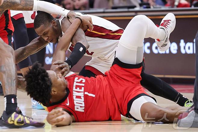 경기 도중 난투극을 펼치는 NBA 휴스턴 아멘 톰슨(1번)과 마이애미 테리 로지어(2번). ⓒ AFP=뉴스1