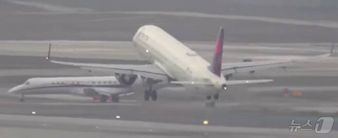 2024년 12월 27일 미국 캘리포니아주 로스앤젤레스 국제공항 활주로에서 항공기 2대가 충돌할 뻔한 장면. (사진은 유튜브 채널 AIRLINE VIDEOS 영상 갈무리)