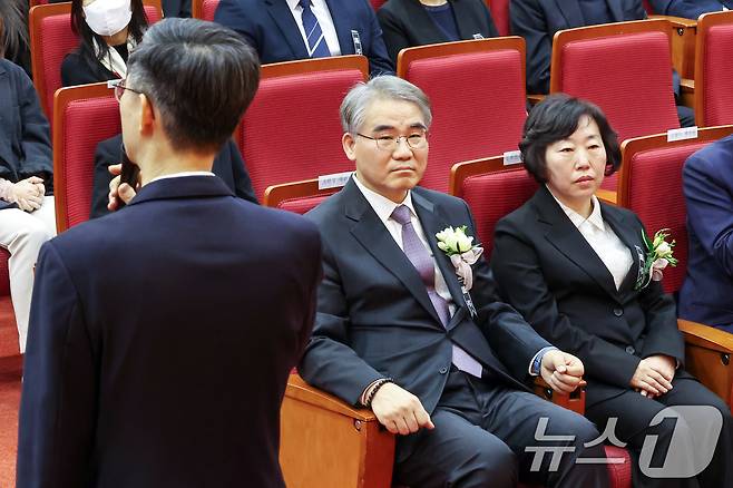 조한창·정계선 신임 헌법재판관이 2일 오전 서울 종로구 헌법재판소에서 열린 취임식에서 문형배 헌법재판소장 대행의 신년사를 듣고 있다. 2025.1.2/뉴스1 ⓒ News1 민경석 기자